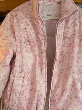 Hollister Light Pink Floral Quilted Puffer Jacket